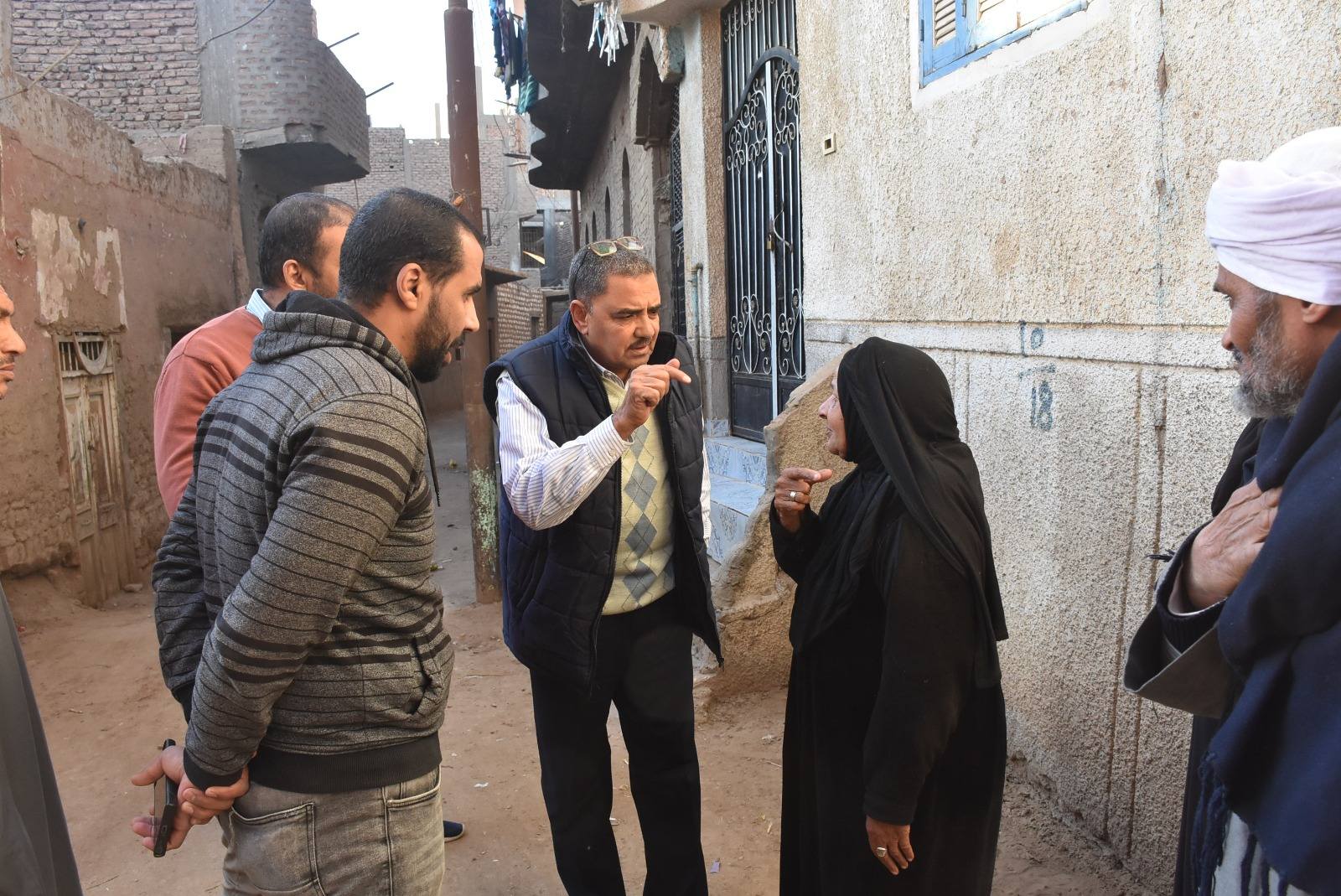 رئيس مياه الأقصر يتفقد وصلات الصرف لبدء توصيل الخدمة للأهالي