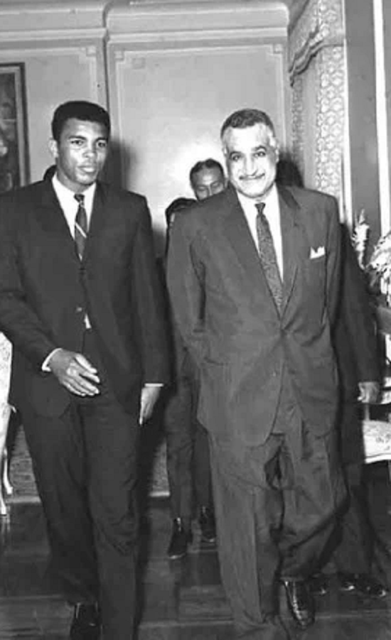 الملاكم محمد علي كلاي مع الرئيس جمال عبد الناصر