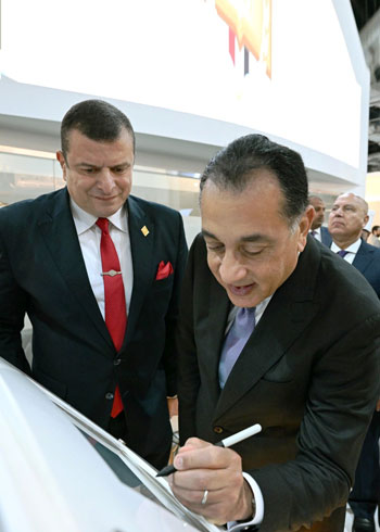 رئيس-الوزراء-يسجل-كلمة--تذكارية-فى-سجل-جناح-الأزهر-الشريف-بمعرض-الكتاب