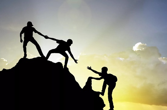 مساعدة الآخرين