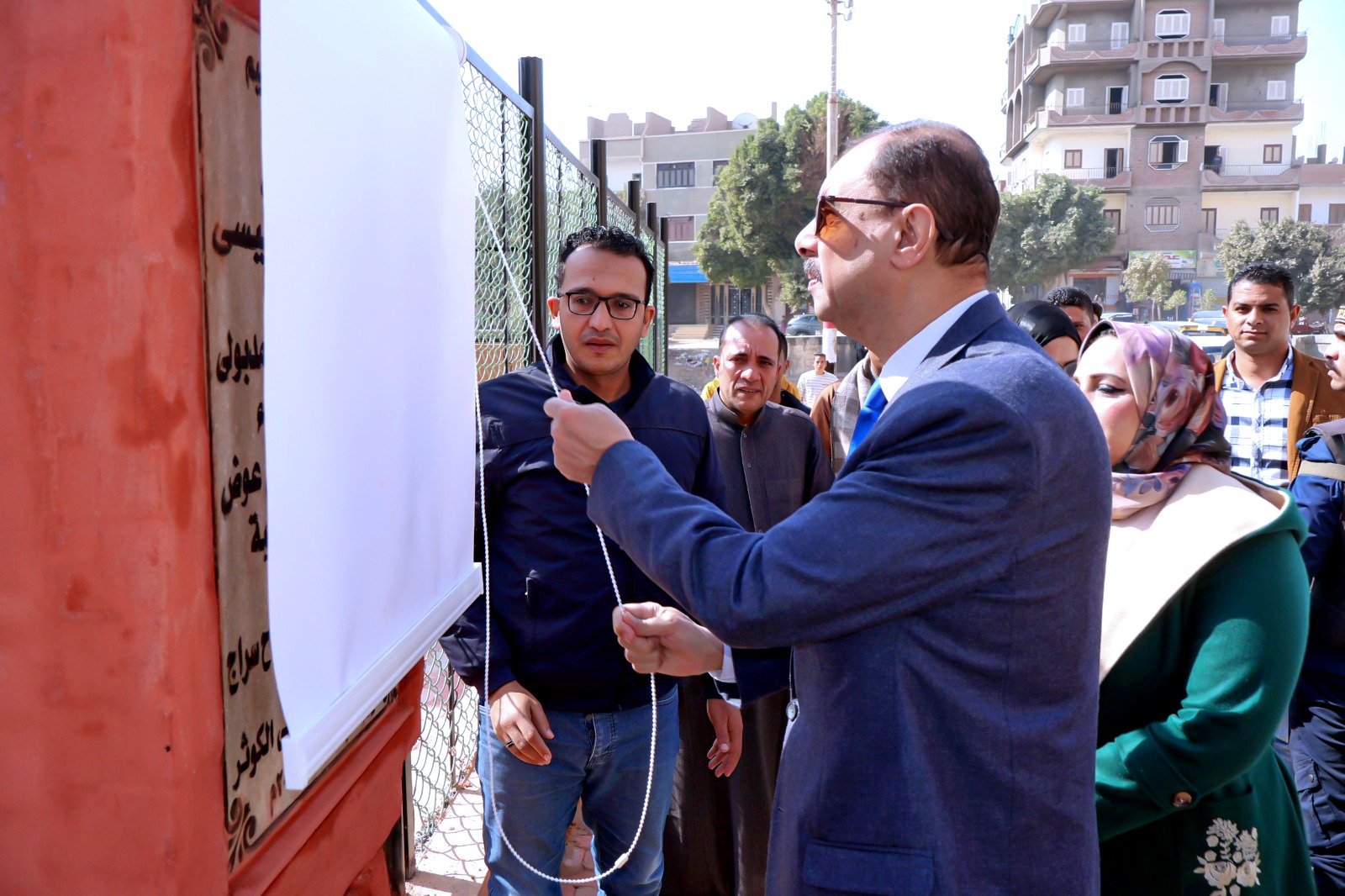 المحافظ أثناء افتتاحه سوق الكوثر الجديد المحافظ أثناء افتتاحه سوق الكوثر الجديد