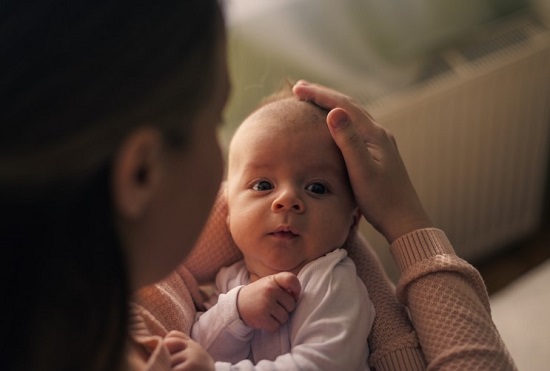 فوائد احتضان الأم لطفلها