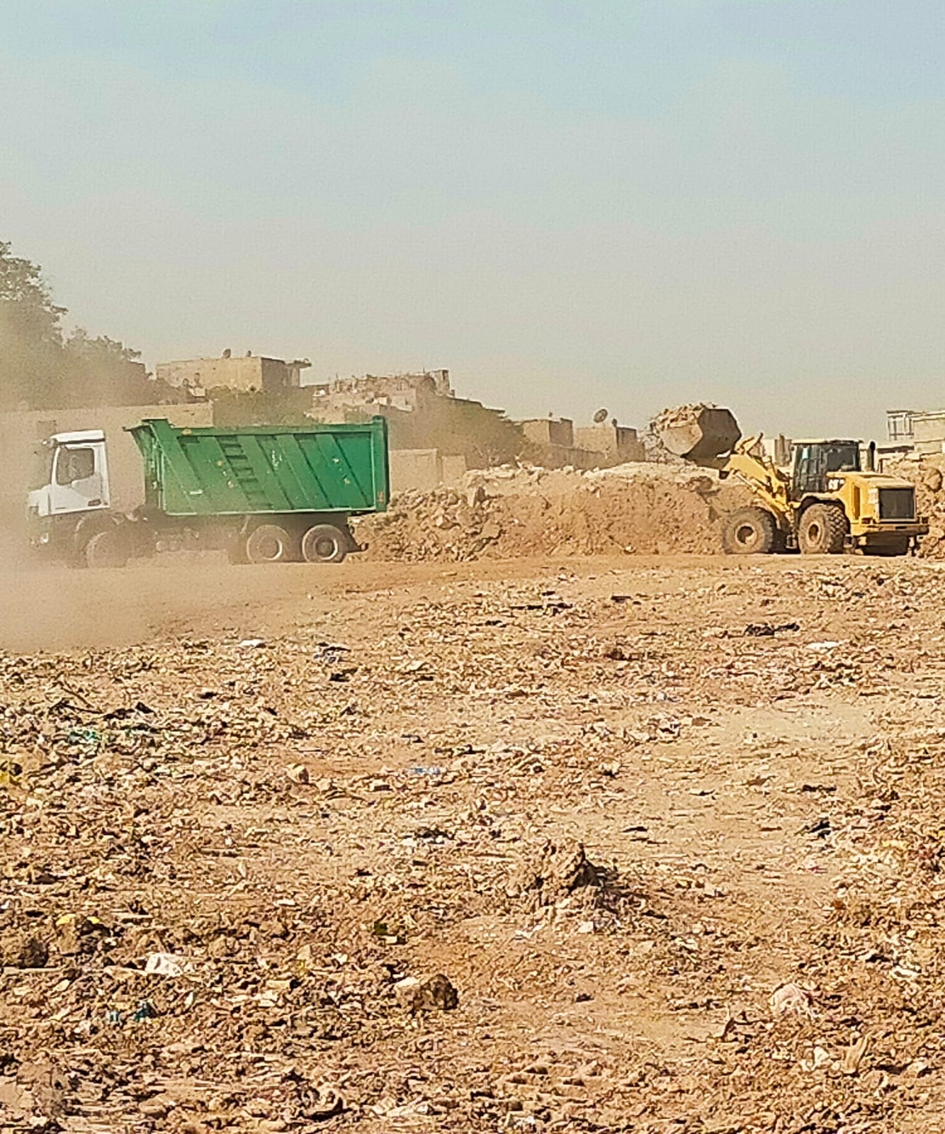 رفع المخلفات بمحيط سور مجرى العيون