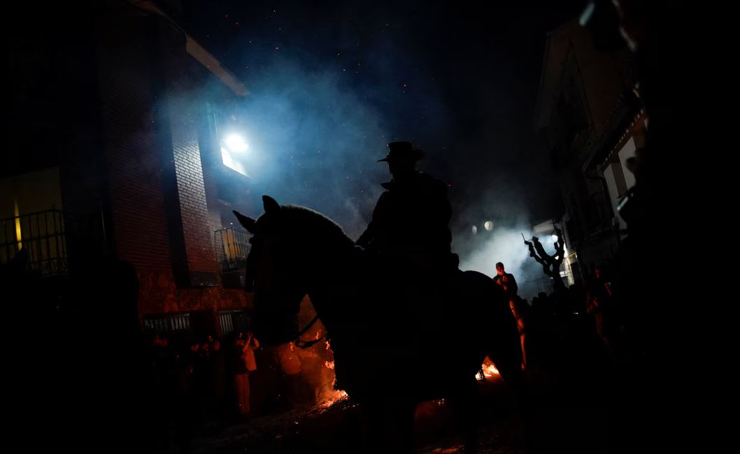 خيول طهرتها النار   يمتطي المحتفلون خيولهم عبر الدخان واللهب لتطهير حيواناتهم خلال احتفال لومينارياس في قرية سان بارتولومي دي بيناريس الإسبانية (4)