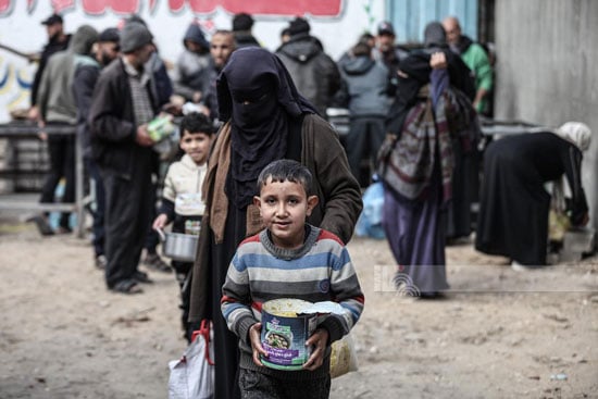 ابتسامة طفل بعد الحصول على الطعام ابتسامة طفل بعد الحصول على الطعام