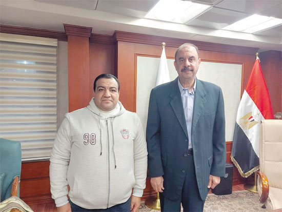 محافظ  سوهاج مع مراسل اليوم السابع (1)