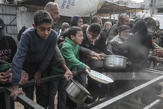 طوابير من الأطفال للحصول على الطعام طوابير من الأطفال للحصول على الطعام