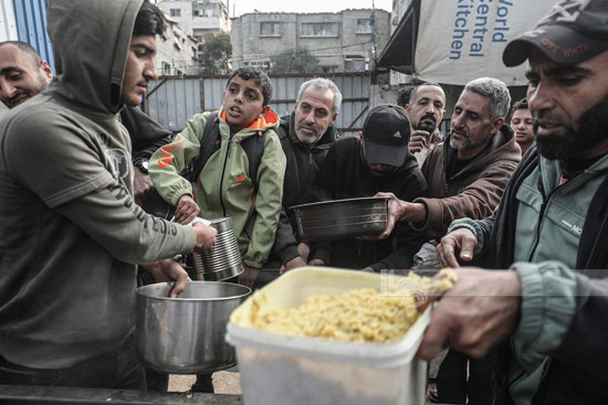 زحام وطوابير للحصول على الطعام من تكية خيرية فى مخيم النصيرات زحام وطوابير للحصول على الطعام من تكية خيرية فى مخيم النصيرات