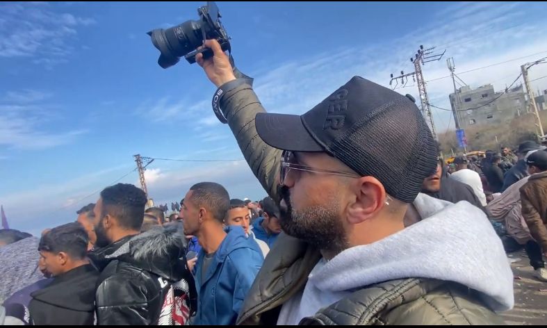 المخرج عبد الرحمن صباح خلال إخراجه للفيلم