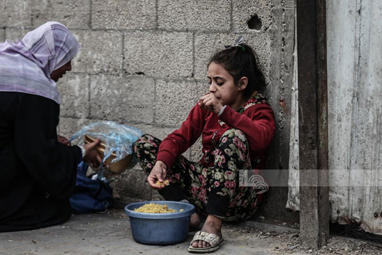 طفلة نازجة بعد الحصول على حساء العدس طفلة نازجة بعد الحصول على حساء العدس