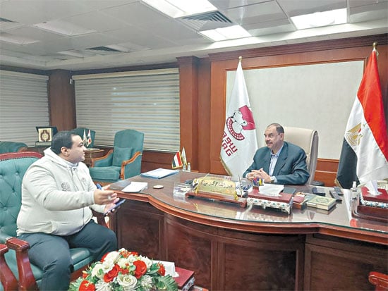 محافظ  سوهاج مع مراسل اليوم السابع (2)