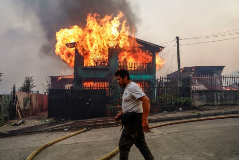 حرائق غابات فى الشتاء.. إجلاء السكان فى تشيلى بعد تمدد النيران إلى المنازل (2)