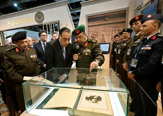 رئيس-الوزراء--خلال-جولته-بمعرض-الافتتاح