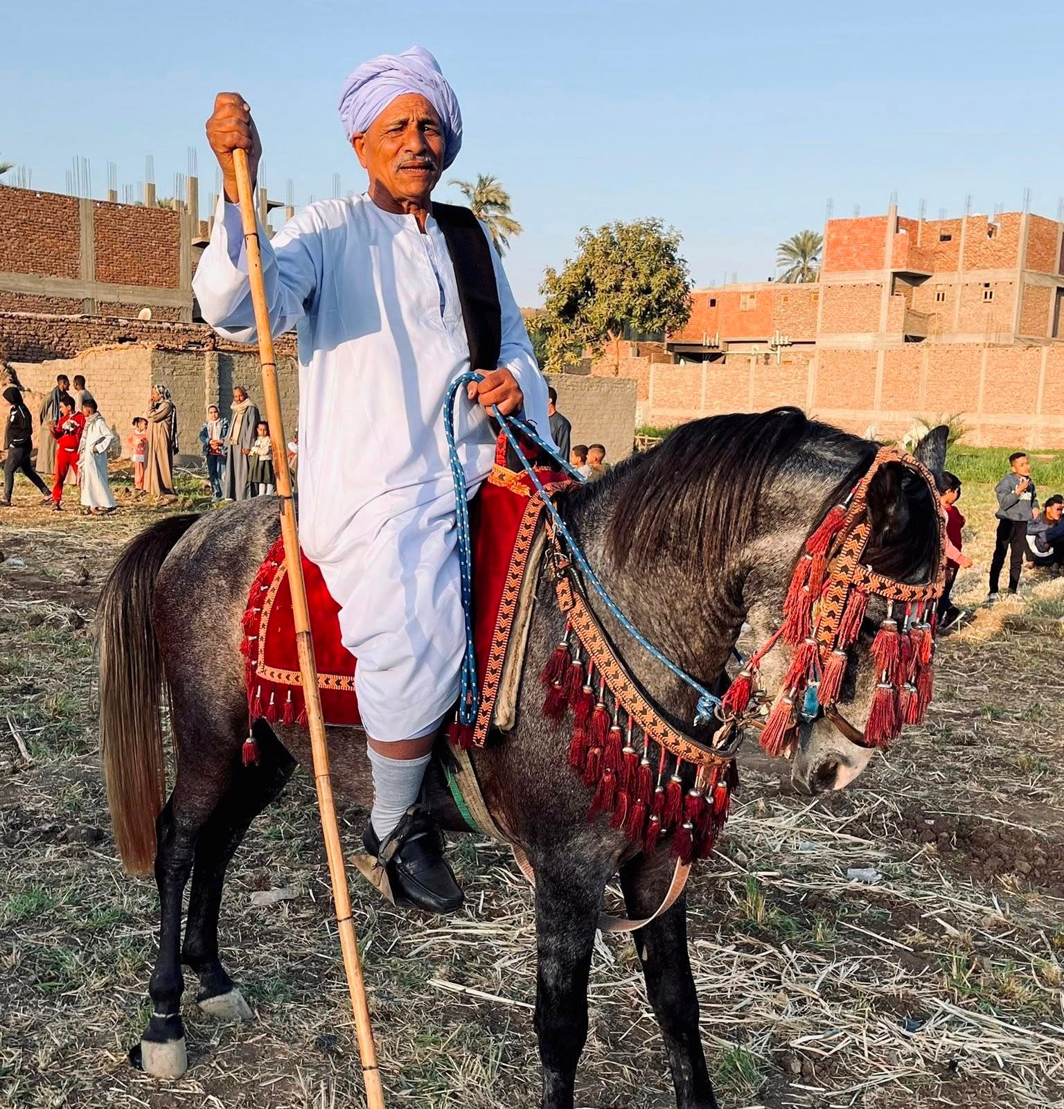 أحد كبار القرية خلال المشاركة فى مرماح الخيل بالمولد