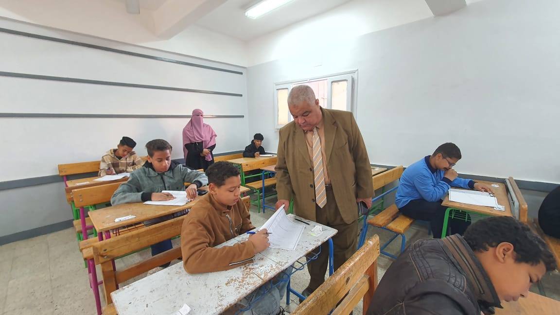 وكيل تعليم الأقصر يتفقد مدرسة البياضية الإعدادية بنات لمتابعة الإمتحانات