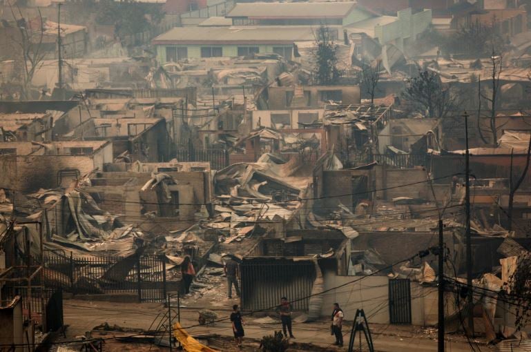 حرائق غابات فى الشتاء.. إجلاء السكان فى تشيلى بعد تمدد النيران إلى المنازل (7)