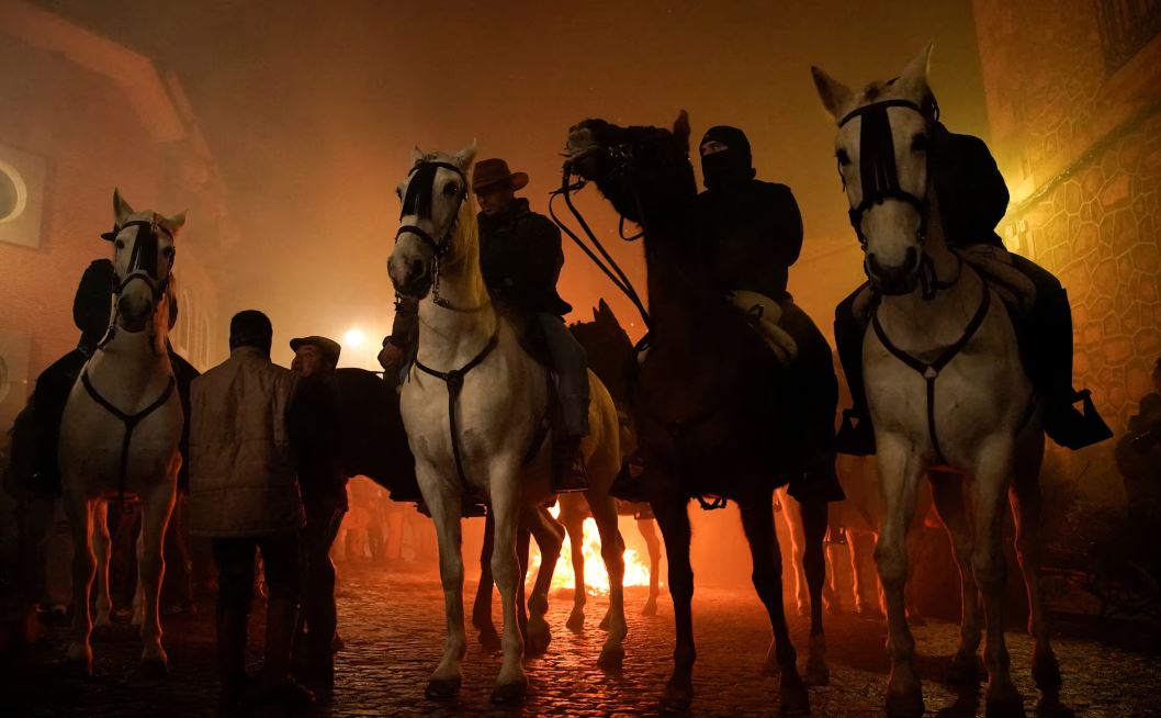 خيول طهرتها النار   يمتطي المحتفلون خيولهم عبر الدخان واللهب لتطهير حيواناتهم خلال احتفال لومينارياس في قرية سان بارتولومي دي بيناريس الإسبانية (3)