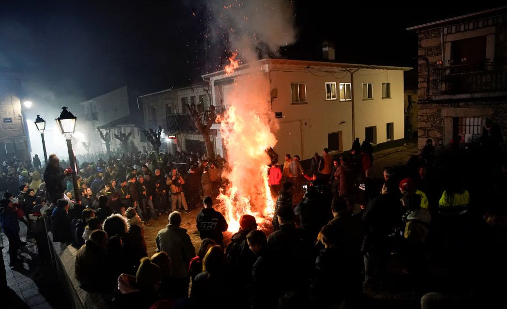 خيول طهرتها النار   يمتطي المحتفلون خيولهم عبر الدخان واللهب لتطهير حيواناتهم خلال احتفال لومينارياس في قرية سان بارتولومي دي بيناريس الإسبانية (2)
