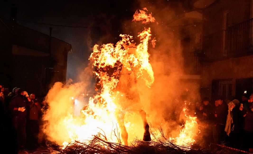 خيول طهرتها النار   يمتطي المحتفلون خيولهم عبر الدخان واللهب لتطهير حيواناتهم خلال احتفال لومينارياس في قرية سان بارتولومي دي بيناريس الإسبانية (6)