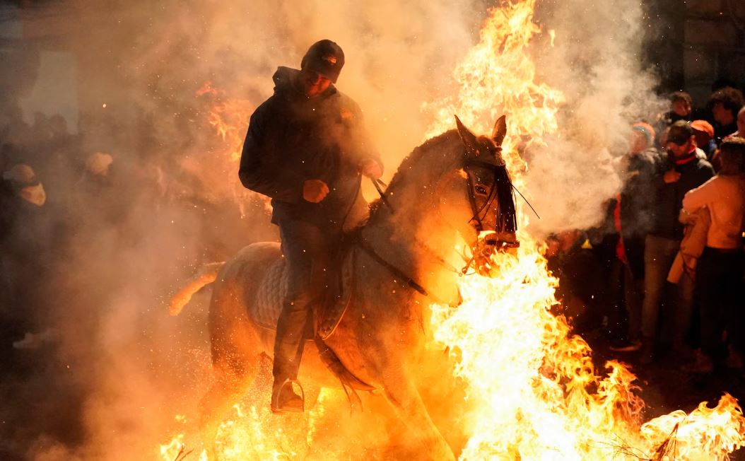 خيول طهرتها النار   يمتطي المحتفلون خيولهم عبر الدخان واللهب لتطهير حيواناتهم خلال احتفال لومينارياس في قرية سان بارتولومي دي بيناريس الإسبانية (8)