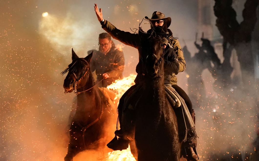 خيول طهرتها النار   يمتطي المحتفلون خيولهم عبر الدخان واللهب لتطهير حيواناتهم خلال احتفال لومينارياس في قرية سان بارتولومي دي بيناريس الإسبانية (13)