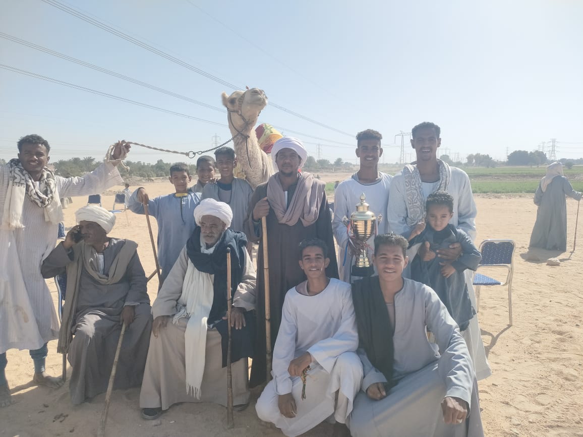 فرحة الفائزين فى سباقات الهجن بالأقصر