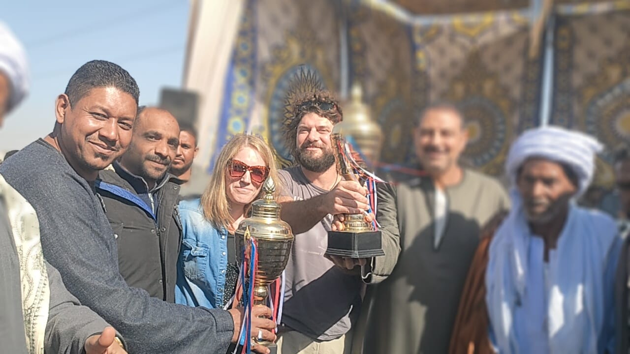 أجانب يستمتعون بالمشاركة فى سباقات الهجن بإسنا