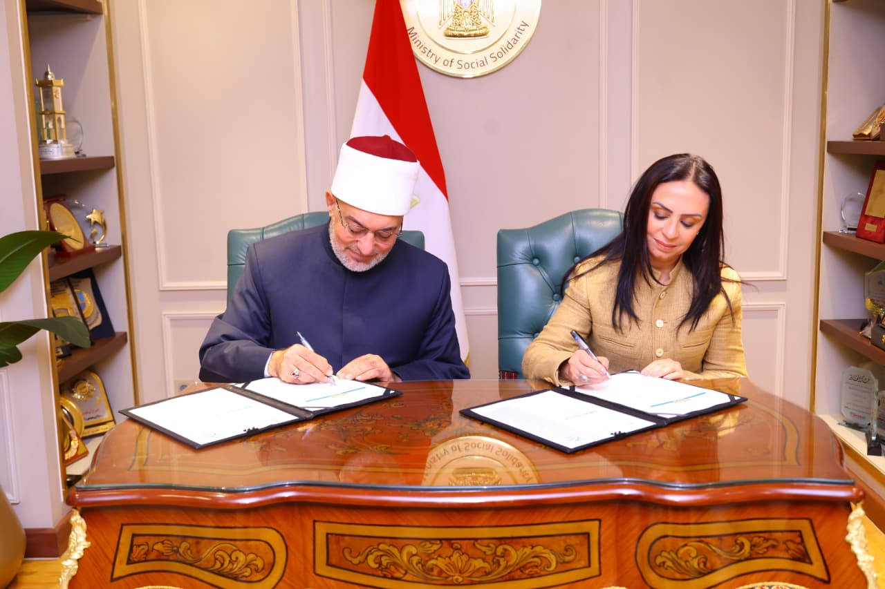 الدكتورة مايا مرسي والدكتور محمد نظير يوقعان مذكرة تفاهم الدكتورة مايا مرسي والدكتور محمد نظير يوقعان مذكرة تفاهم