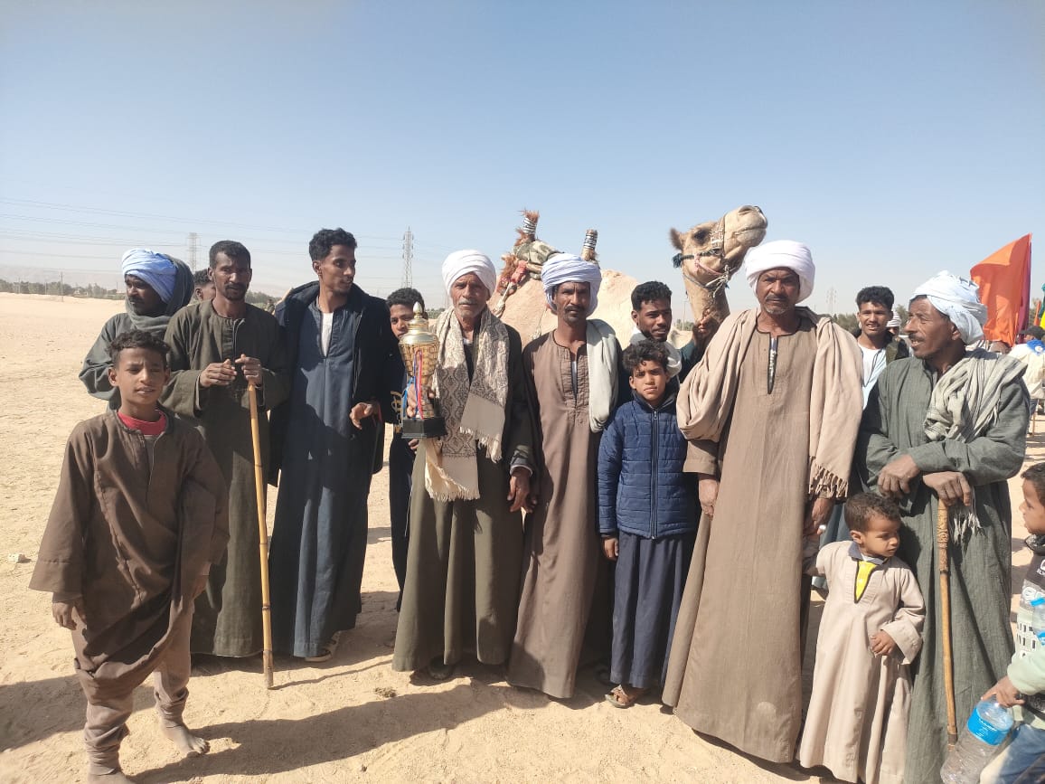 تسليم الكؤوس للفائزين فى سباقات الهجن