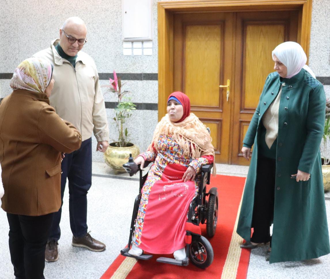 حديث المحافظ ومديرة التضامن لفحص الحالة الاجتماعية للسيدة