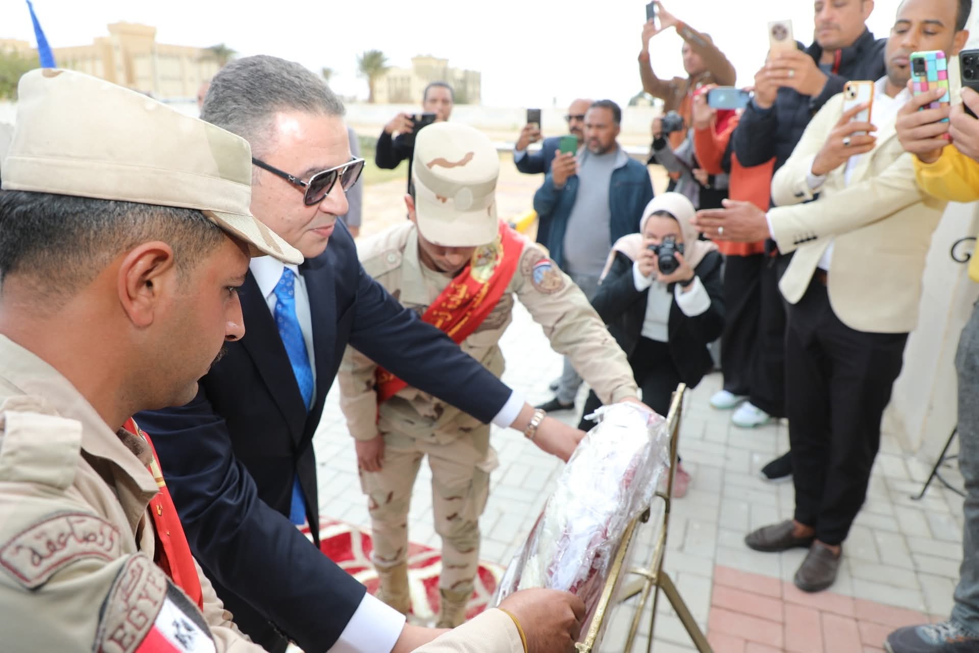 المحافظ يضع إكليل من الزهور