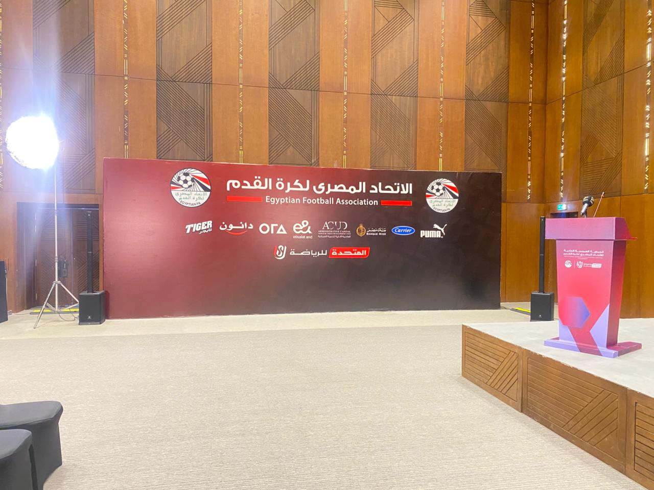 جانب من تجهيزات مؤتمر اتحاد الكرة