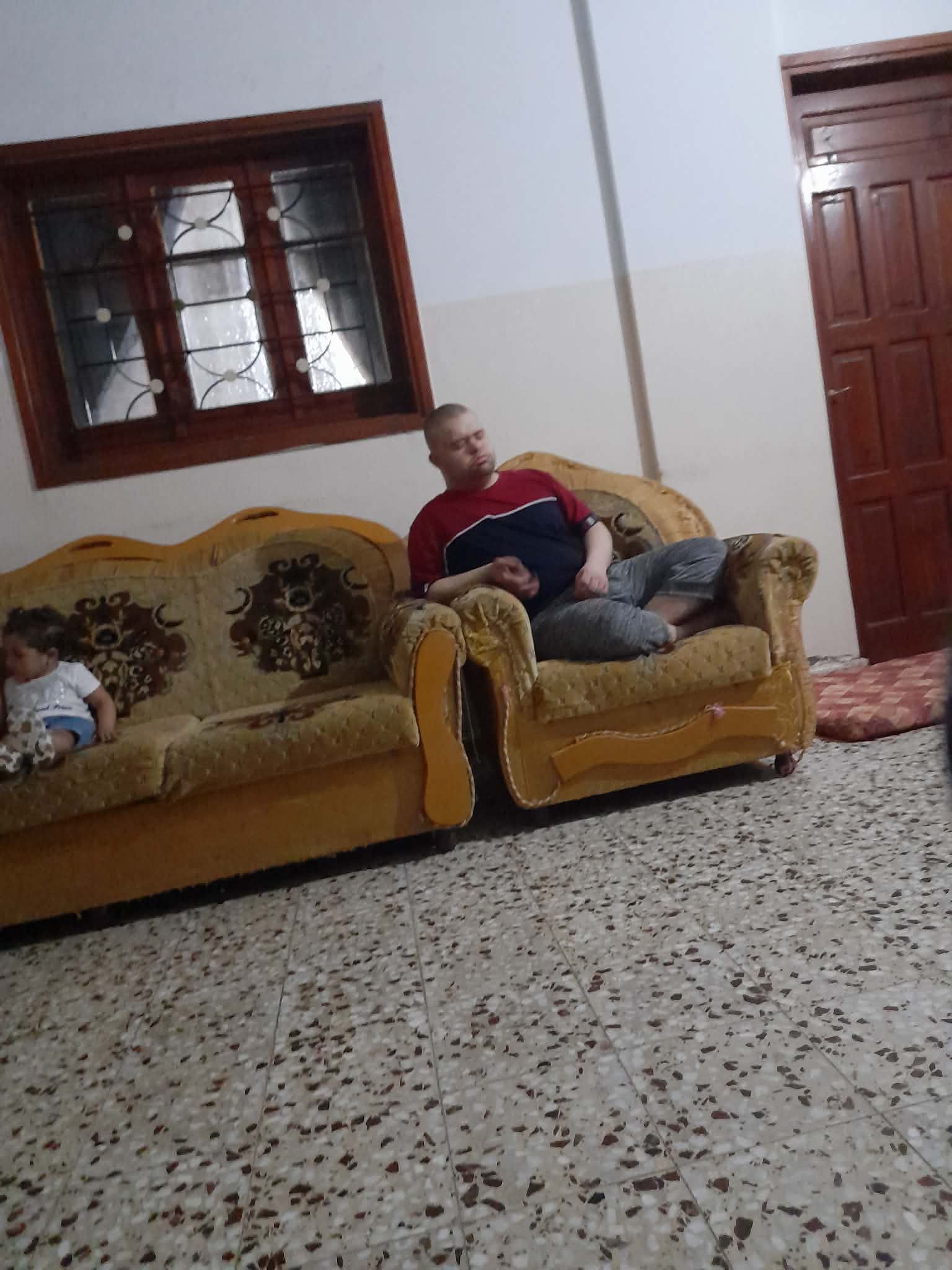 سورة لمنزل سيف بهار قبل الحرب ويوجد شقيقه الشهيد محمد بهار المصاب بمتلازمة دارون