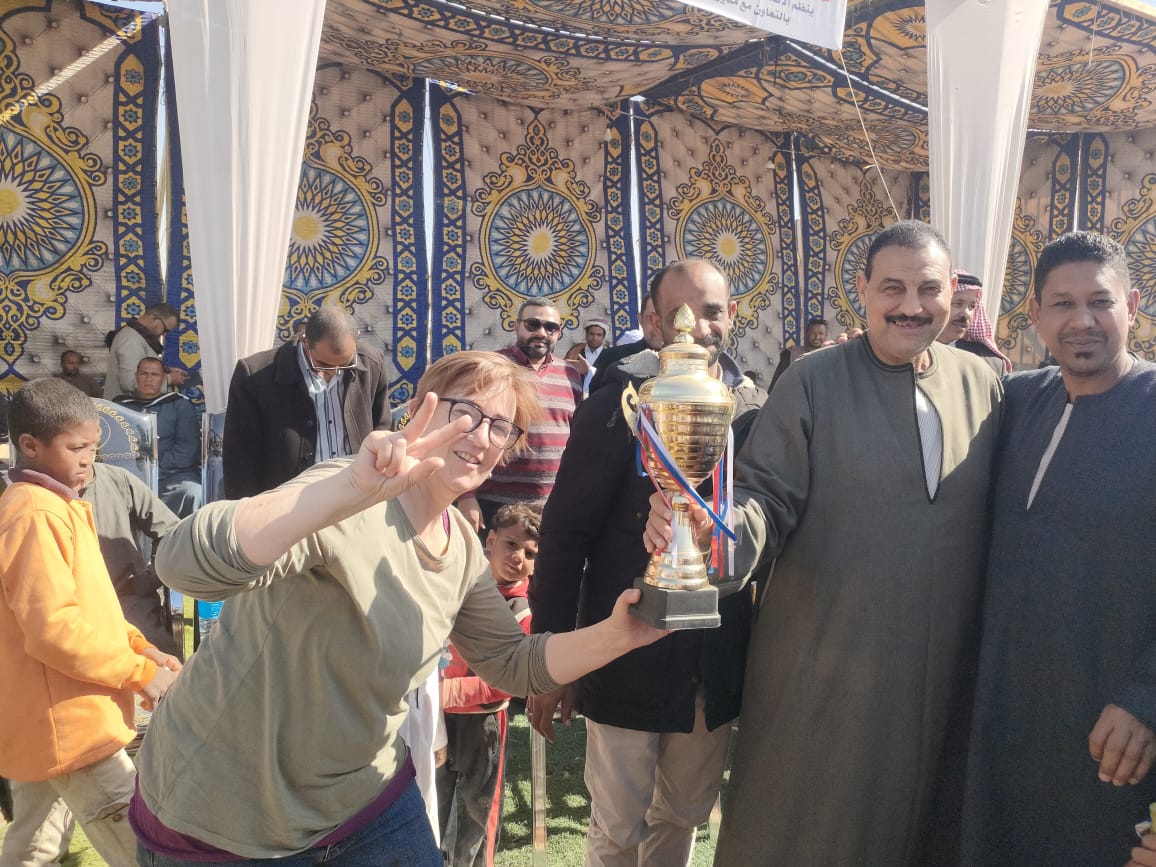 أجنبية تستمتع بالمشاركة فى تكريم فائز بسباقات الهجن