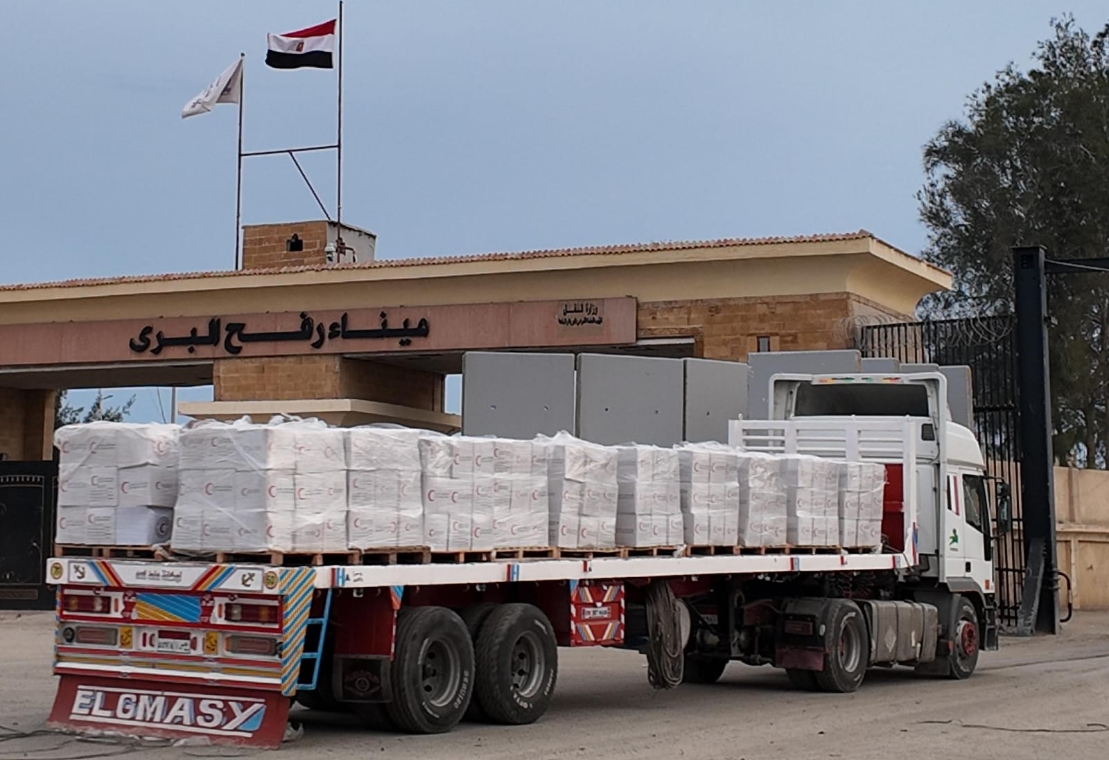 مد غزة بـ212 ألف سلة غذائية و34 ألف قطعة ملابس ضمن قافلة زاد العزة الـ122 (1)