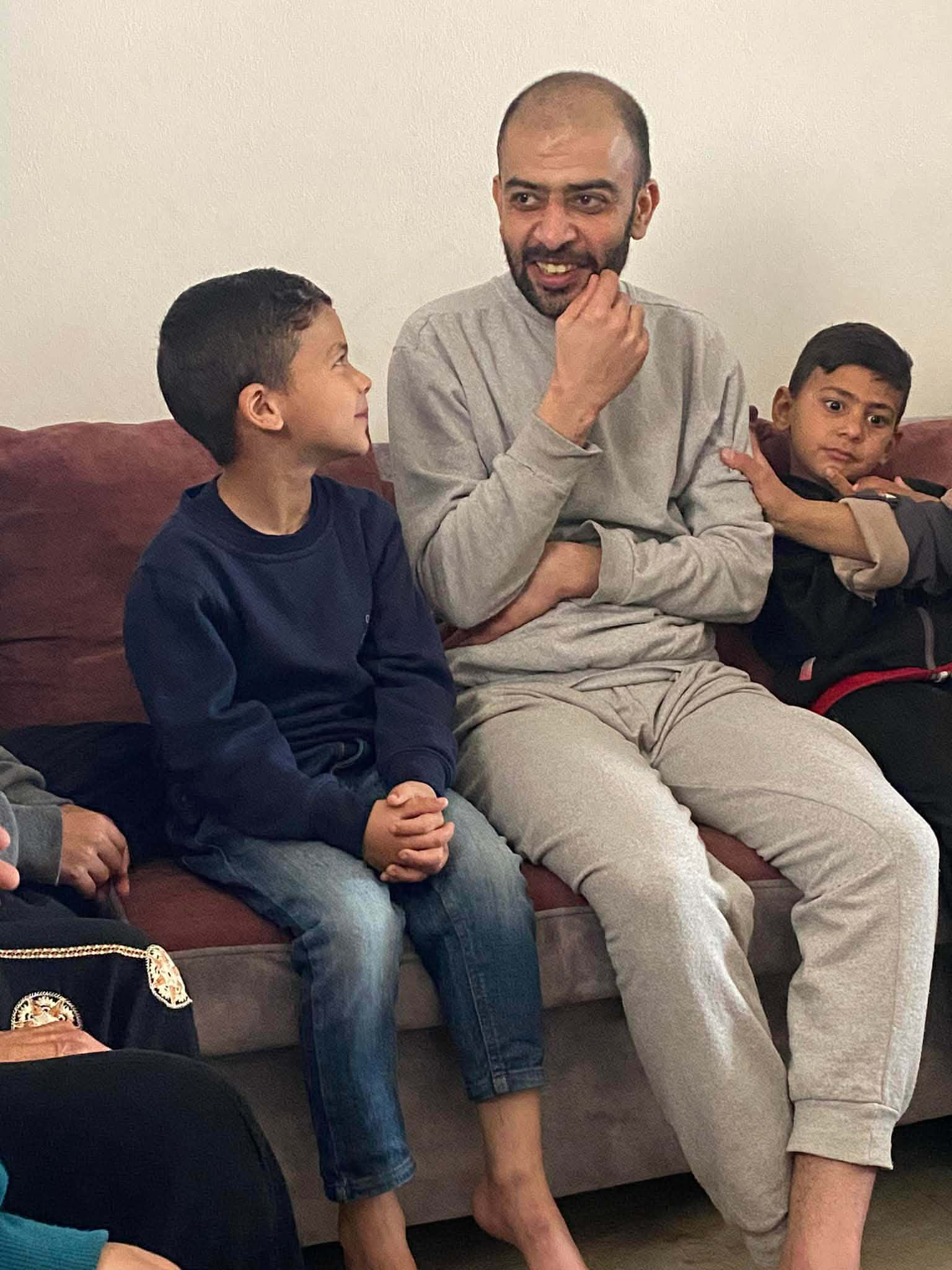 سيف الدين بهار مع  أبنائه بعد خروجه من المعتقل