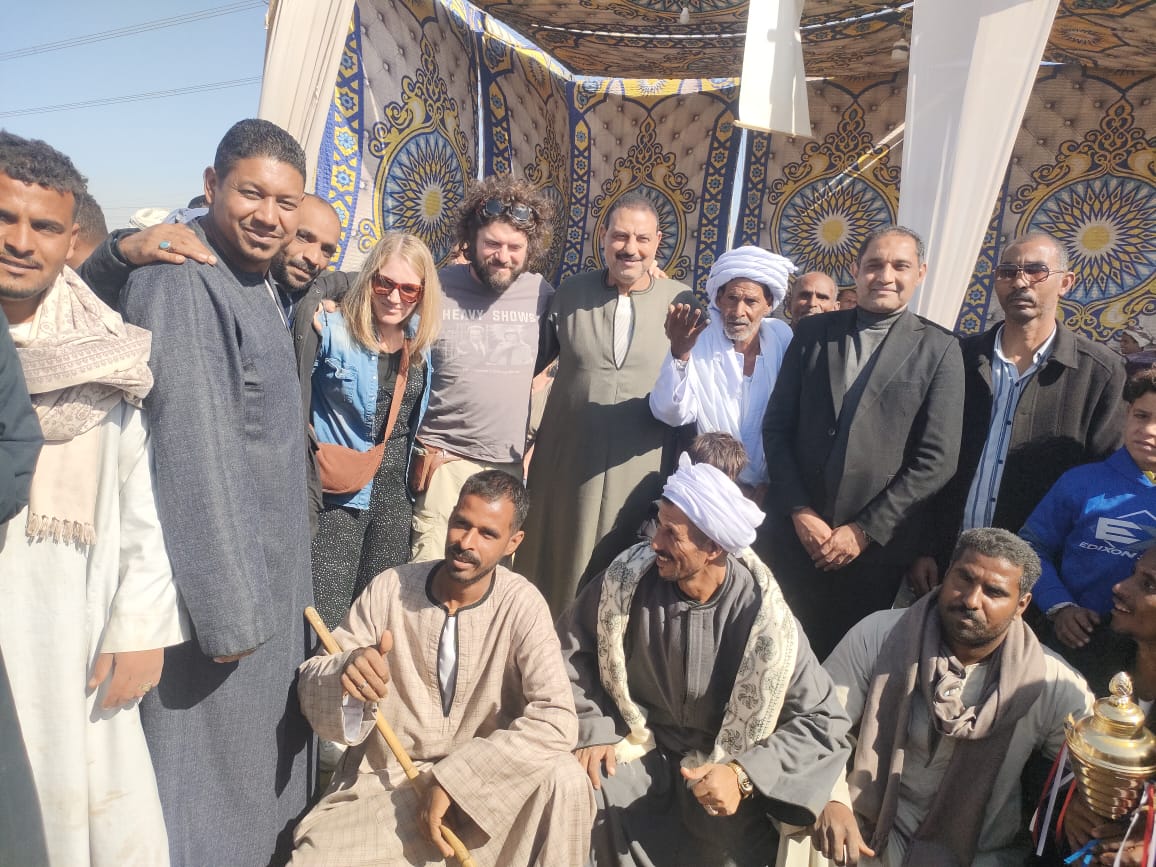 الأجانب يشاركون فى الاستمتاع بسباقات الهجن