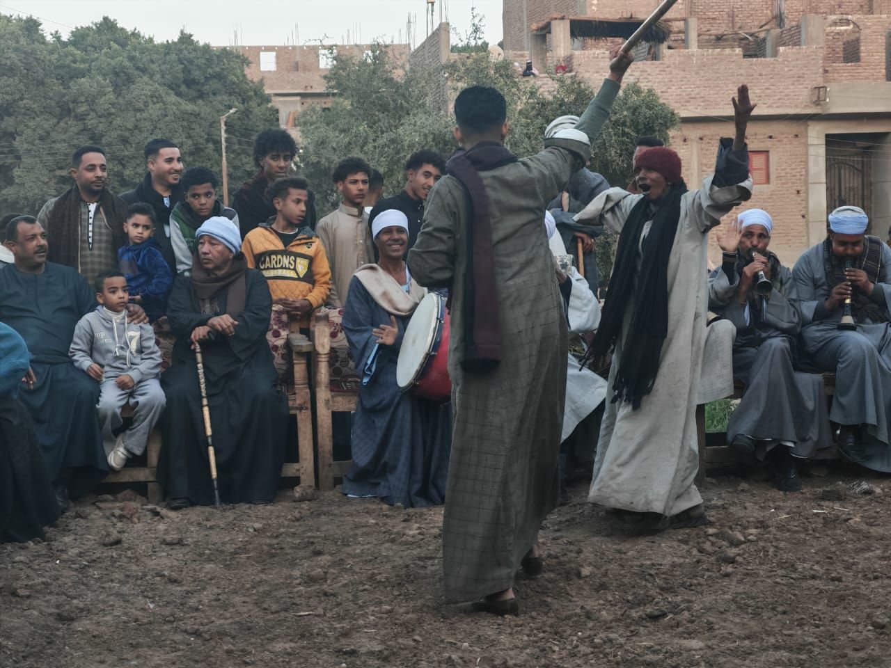 فرحة الجمهور خلال حلقات التحطيب بمولد قرية العشي