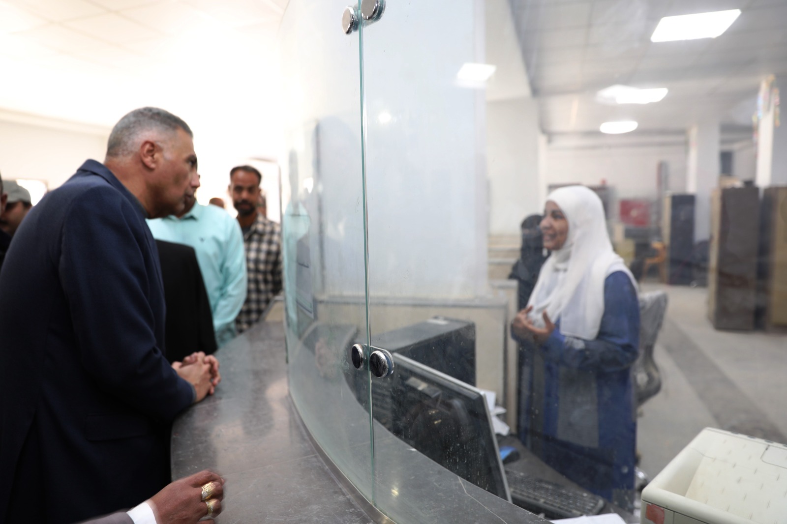 محافظ أسوان يتابع من داخل المركز التكنولوجى