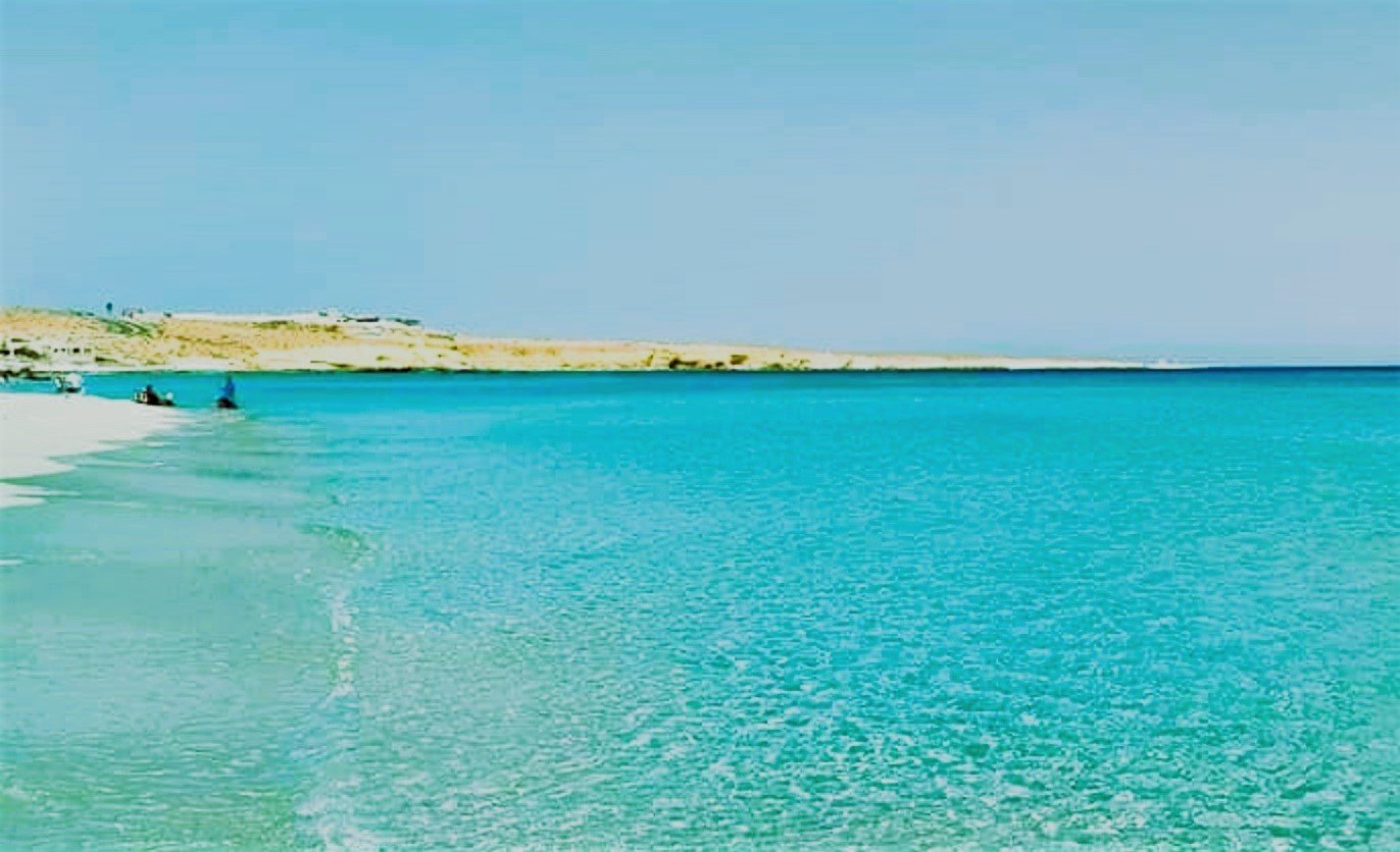 شواطئ عجيبة المميزة بجوار الهضبة