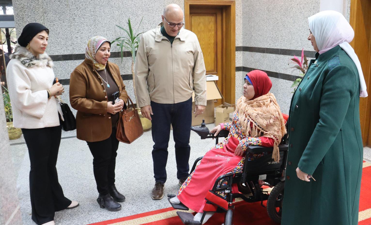 خلال تسليم الكرسي المتحرك للسيدة