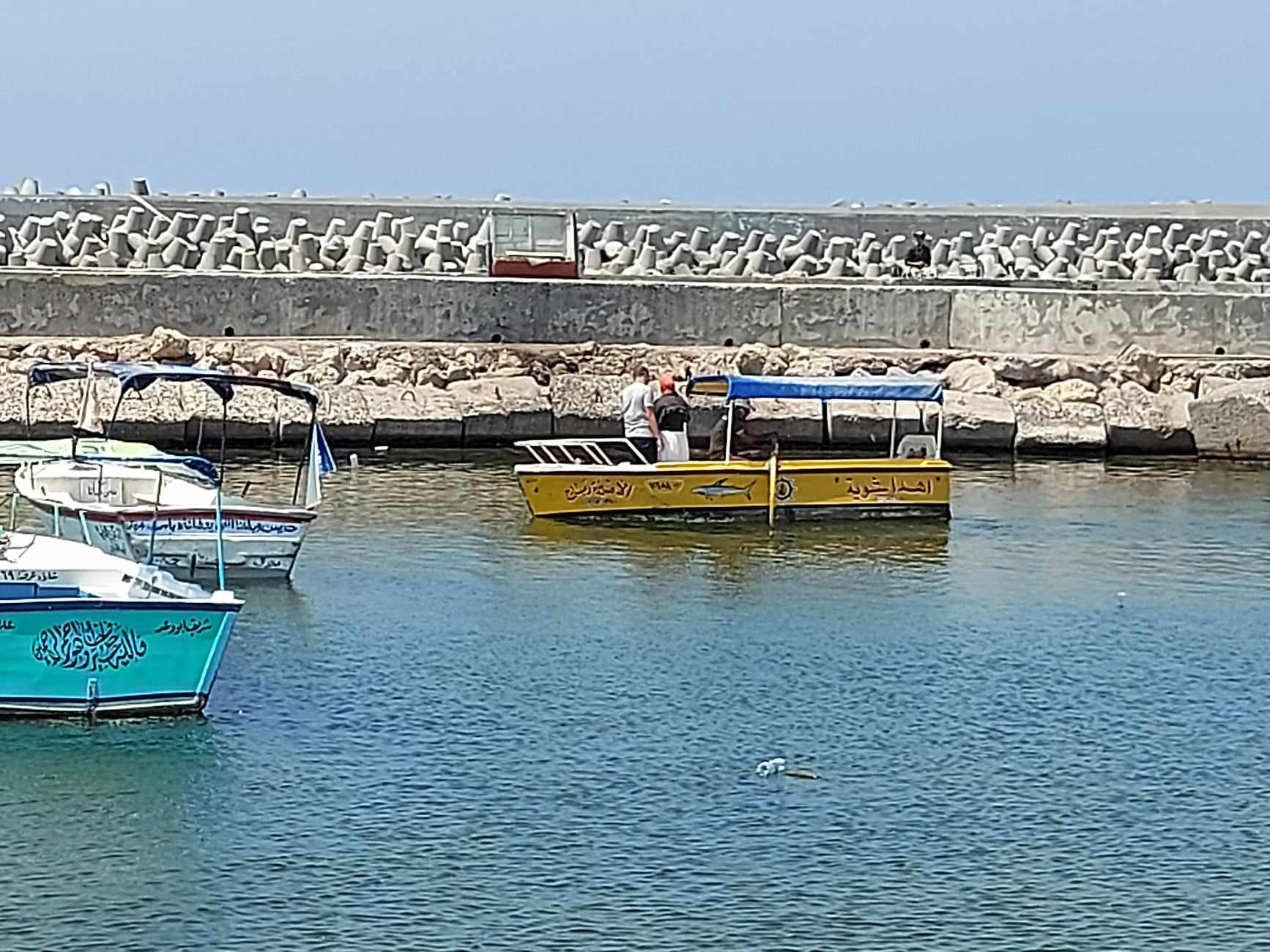 استمتاع الاهالى بنزهه بحرية بالقلعة (1)