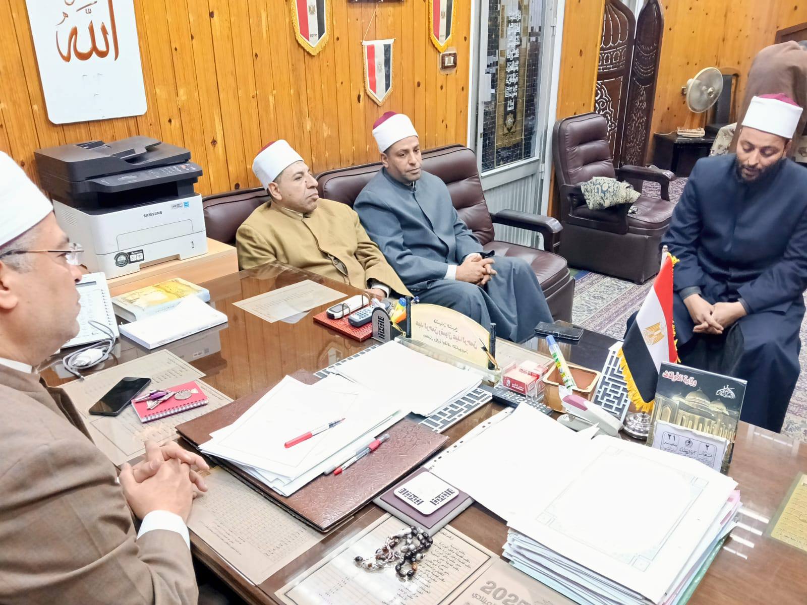 الاستماع للأصوات الحسنة من الأئمة