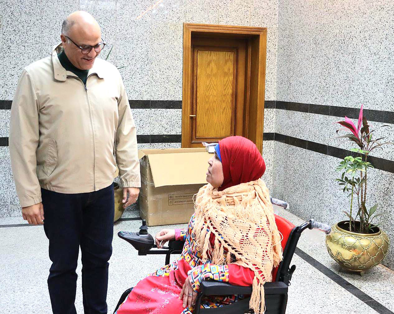 المحافظ خلال حديثه مع السيدة