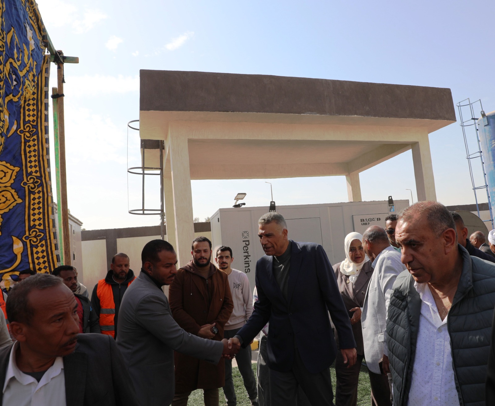 لمحافظ مع المواطنين 