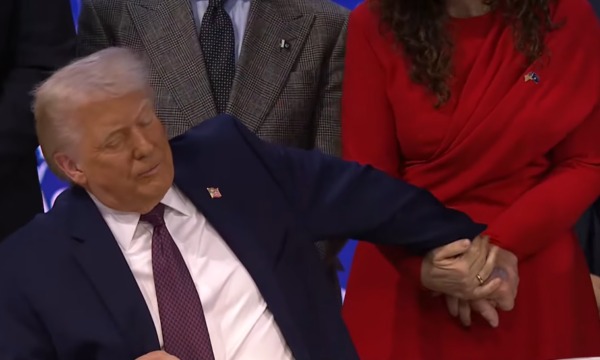 ترامب وفيوزا عثمانى خلال توقيع ميثاق مجلس السلام العالمى