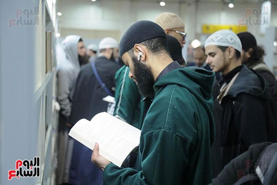 اختيار الكتاب من جناح الأزهر اختيار الكتاب من جناح الأزهر