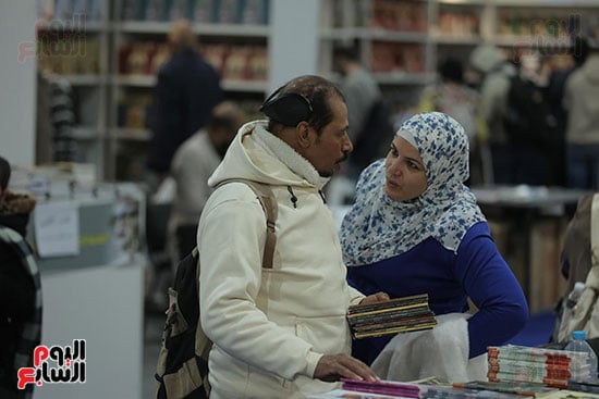 الزوار يحرصون على اقتناء الكتب الزوار يحرصون على اقتناء الكتب