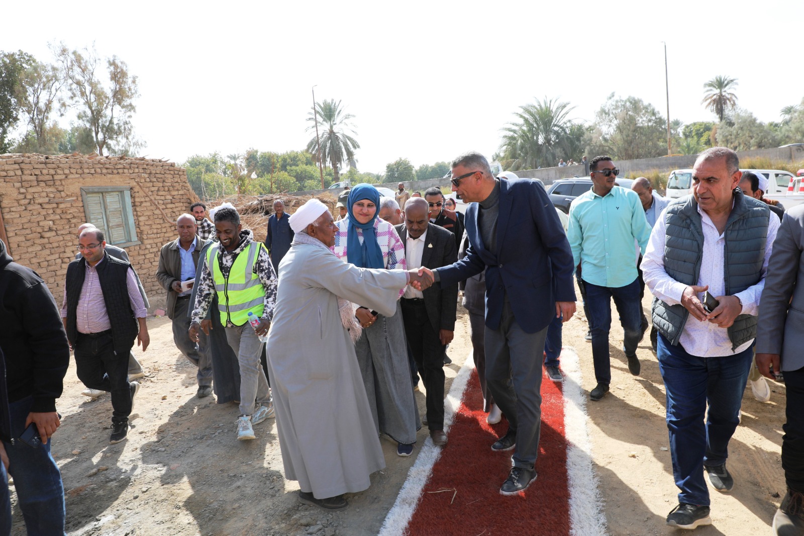 محافظ أسوان مع أهالى القرى