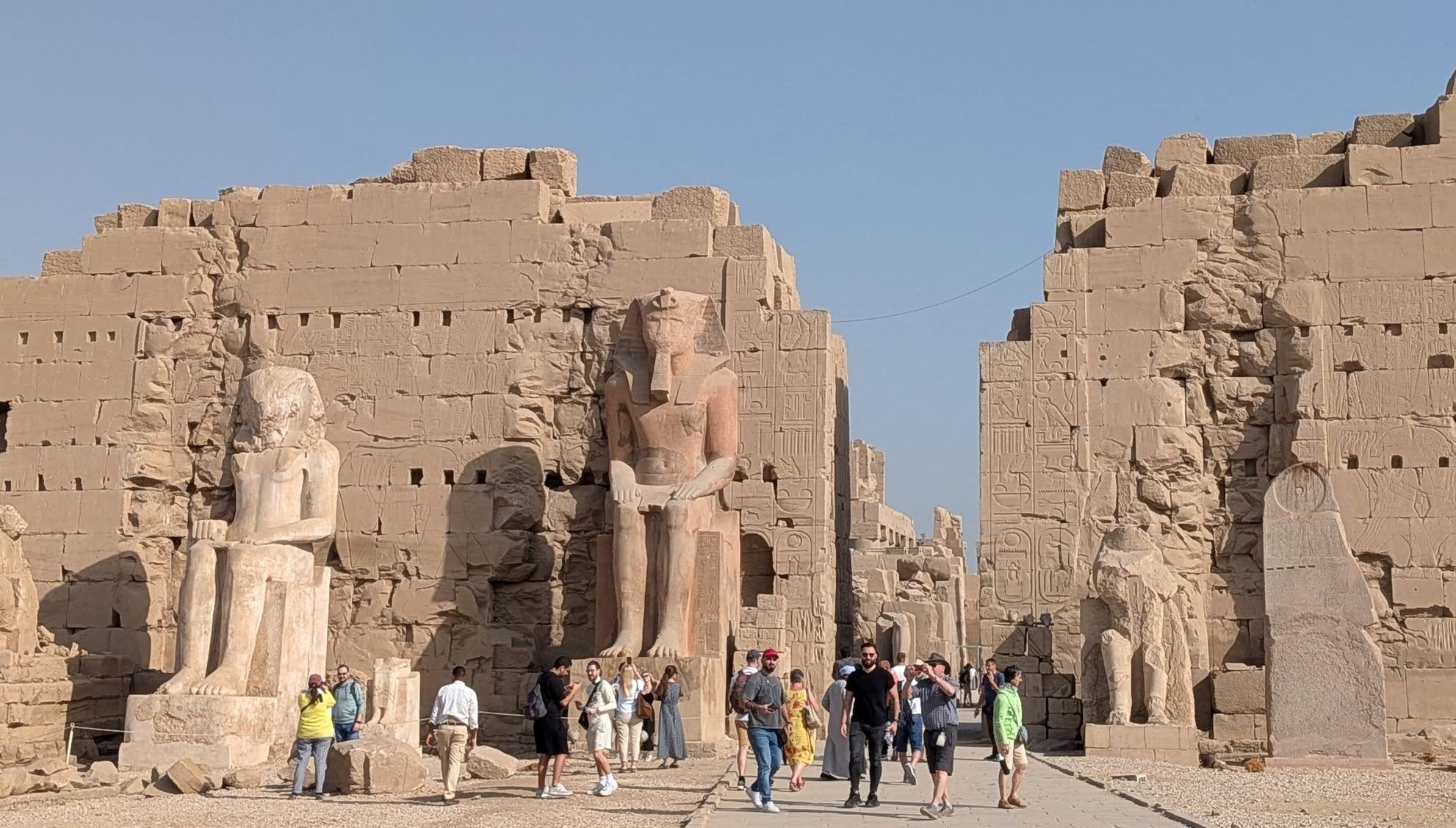 زيارات سياح العالم اليومية فى المعابد بالأقصر زيارات سياح العالم اليومية فى المعابد بالأقصر